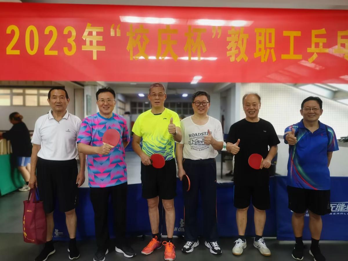 获得前3名的中老年组运动员合影.jpg