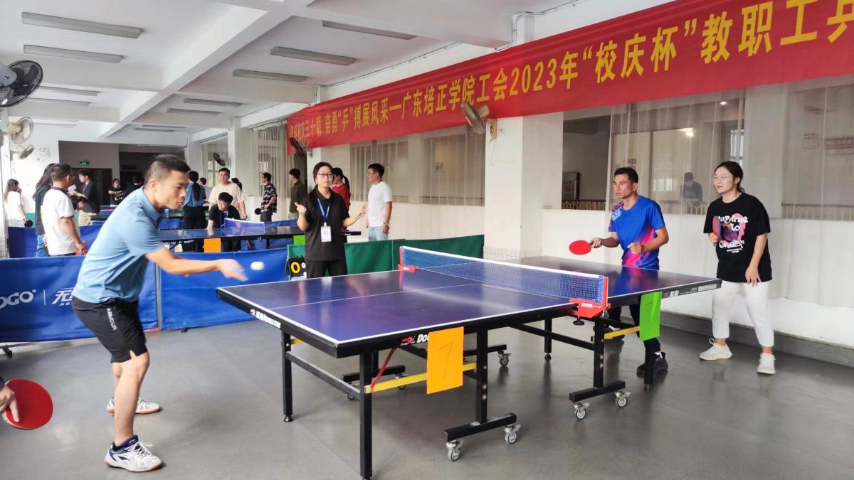 中青年组男双比赛中.jpg