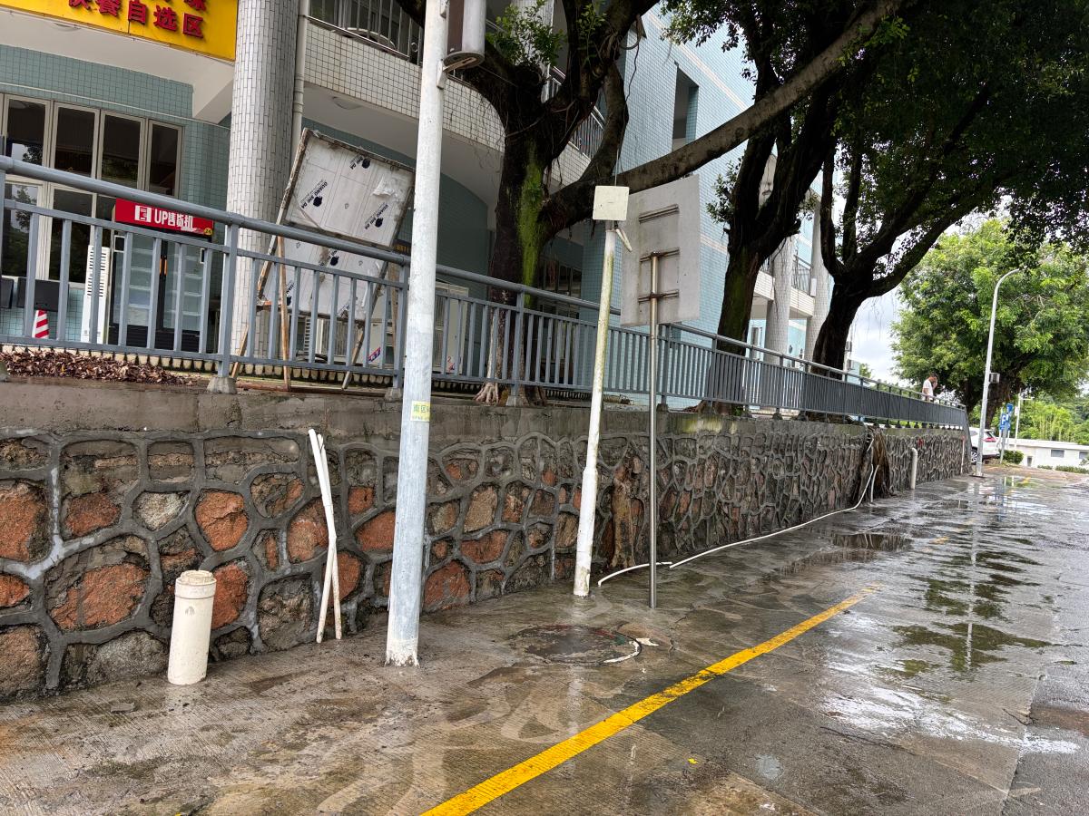 清洁第三饭堂自行车停放点.JPG